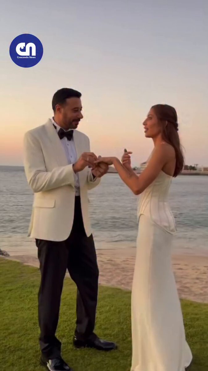 العروسان أحمد السعدني وميرنا الهلباوي يتبادلان ارتداء الدبل في أجواء رومانسية. 💍🤍