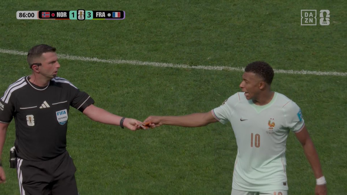 ¿Esto qué es? 😅 Mbappé se va sustituido... ¡Y LE PIDE AL ÁRBITRO, MICHAEL OLIVER, QUE LE DÉ EL BRAZALETE A TCHOUAMÉNI! 👀 #DAZNMundial #FIFAWorldCup