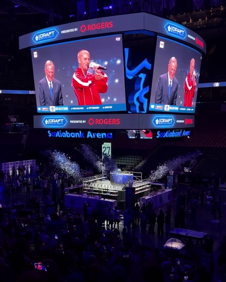 THE FANS IN TORONTO ARE HYPED BY THE MAPLE LEAFS PICKING GAVIN MCKENNA! 🙌 #NHLDraft