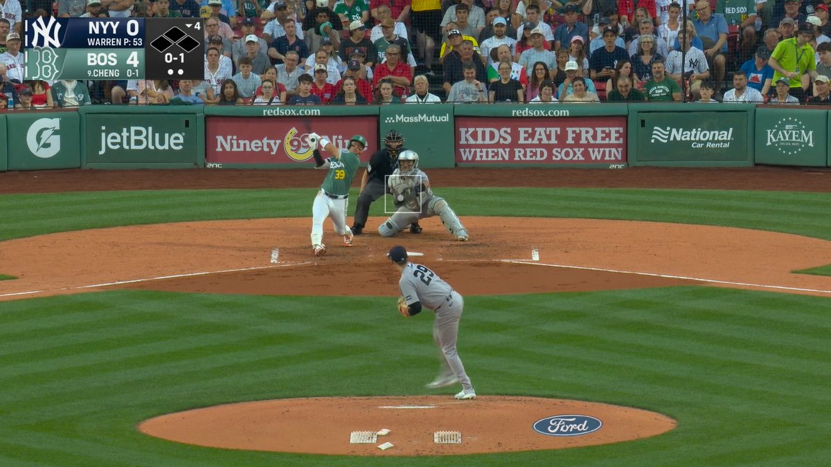 Chills 🥹 Fenway gives a standing ovation for Tsung-Che Cheng's first hit 👏