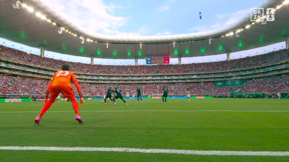 スペインがついに均衡を破る アレックス・バエナが反転から右足一閃 🏆FIFAワールドカップ グループH 🆚ウルグアイxスペイン DAZN ライブ配信中 コークでブラボー ドリンクチケットが2026名様にその場で当たる🎯 フォロー＆この投稿をリポストで今すぐ参加