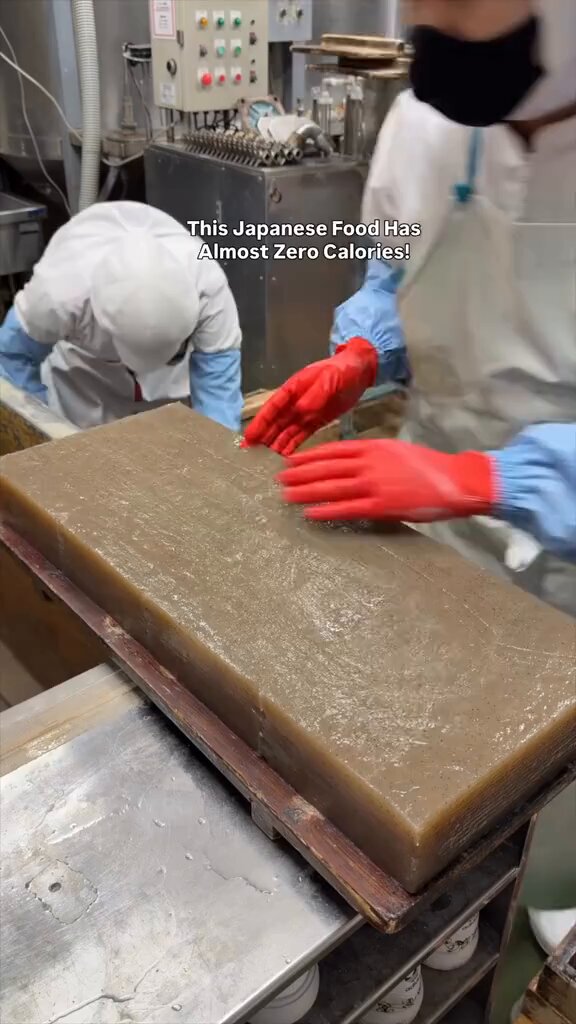 Japon mutfağında sıkça kullanılan, konjak bitkisinin kökünden üretilen düşük kalorili gıda “konnyaku”nun hazırlanış süreci ilgi çekti.