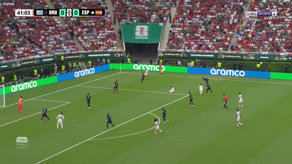 أسوء حارس في تاريخ كأس العالم، هذه أول تسديدة لمنتخب اسبانيا في الشوط الاول ورغم سهولتها يفشل في التصدي لها ويحرم فريقه من فرصة التأهل للدور الثاني وهي ليست الغلطة الاولى له فسبق وأن عمل خطأ كارثي شبيه بالمباراة الماضية ضد الرأس الأخضر وتسبب بتعادل منتخبه.