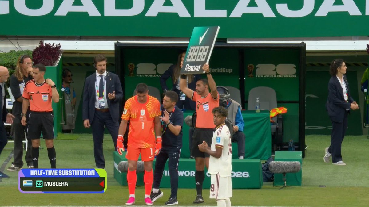Marcelo Bielsa has just subbed him off at half time 🤯🤯🤯 I wonder what went on in that dressing room 😳
