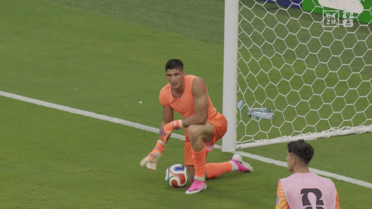 😱 ¡LA PESADILLA MÁS TEMIDA POR UN PORTERO EN UN MUNDIAL! 😱 Bielsa se carga a Muslera y pone a Rochet tras el descanso #DAZNMundial