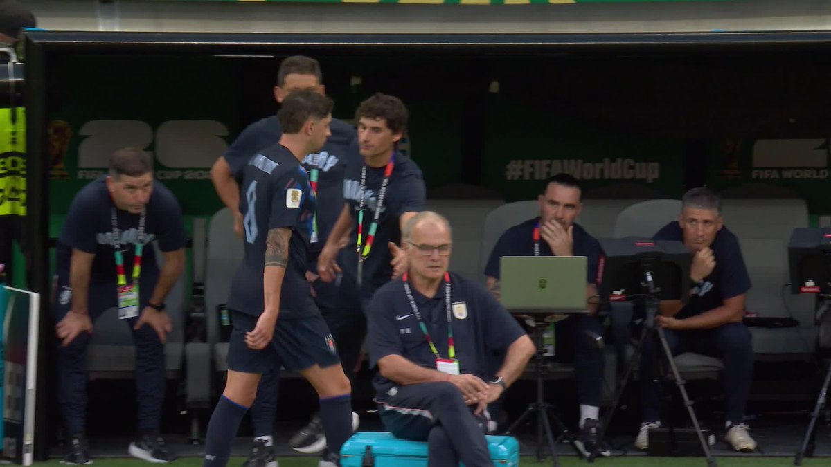 Bronca TOTAL de Fede Valverde tras ser sustituído en Uruguay vs. España. ¡NI LO MIRÓ A MARCELO BIELSA! ⚽ #ESPNMundial 📺 Mirá los mejores partidos de la #FIFAWorldCup por ESPN, en el Plan Premium de #DisneyPlus