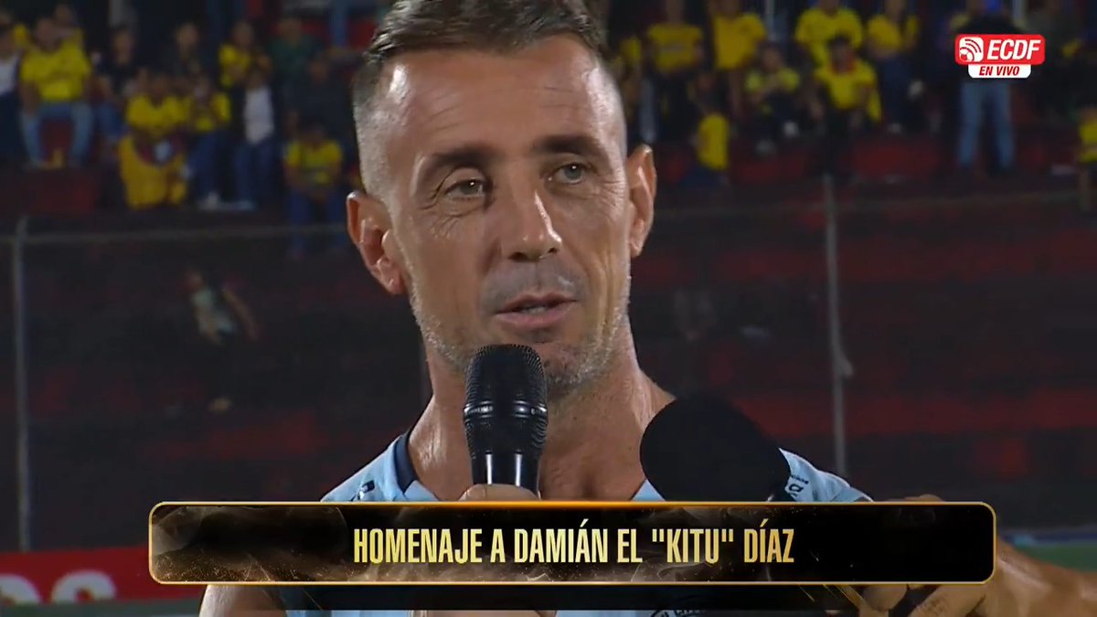 "PARA MÍ ES UN PLACER ESTAR ACÁ. SIEMPRE CON ORGULLO VISTIENDO LA CAMISETA DE LA SELECCIÓN TAMBIÉN" 🇪🇨🎩 Damián Díaz habló sobre su llegada a Santo Domingo. 📲 Mira el evento en