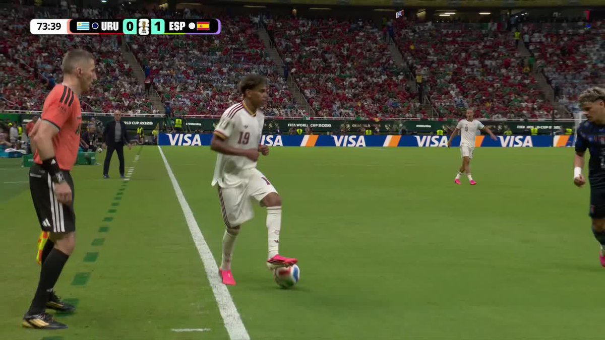 PELOTA BAJO LA SUELA, CRACK... ¿Cuántas veces pisó la pelota Lamine Yamal con España ganando 1-0 ante Uruguay? ¿DEMASIADO SOBRADOR o está bien? ⚽ #ESPNMundial 📺 Mirá los mejores partidos de la #FIFAWorldCup por ESPN, en el Plan Premium de #DisneyPlus