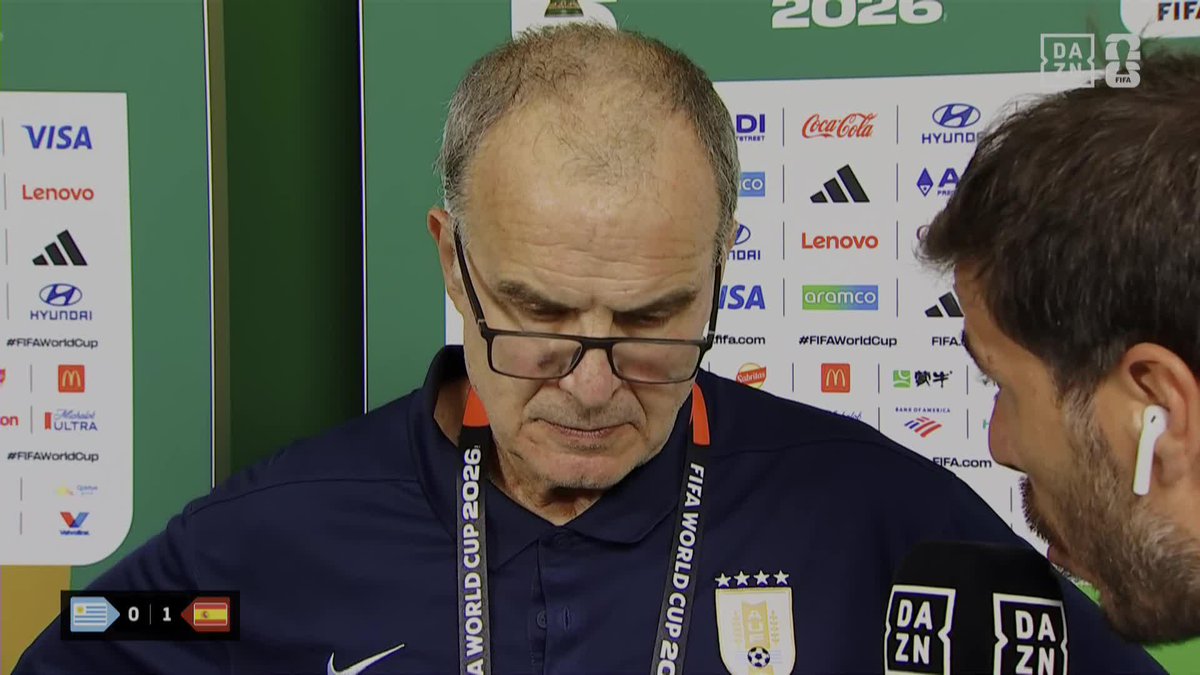 🗣️ Bielsa asegura que Muslera LE PIDIÓ SALIR tras el descanso Se ve que está la cosa calentita... #DAZNMundial