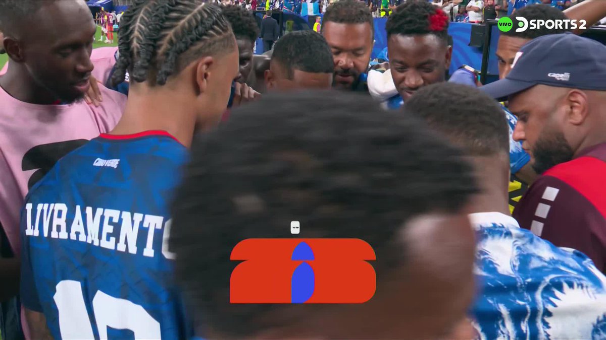 🤯🇨🇻 Los jugadores de Cabo Verde BUSCANDO EL PARTIDO DE URUGUAY EN EL CELULAR para saber si están clasificados a 16avos. Una de las imágenes del Mundial. 🚬
