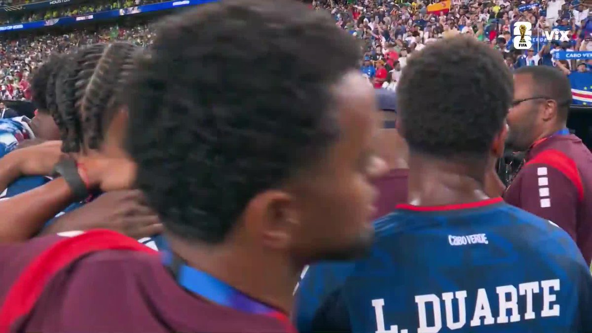 Los jugadores de Cabo Verde estaban viendo el final del partido de España vs Uruguay para poder festejar que avanzaron a 16vos de final, miren cómo se pusieron todos felices. No hay nada más hermoso que el Mundial.