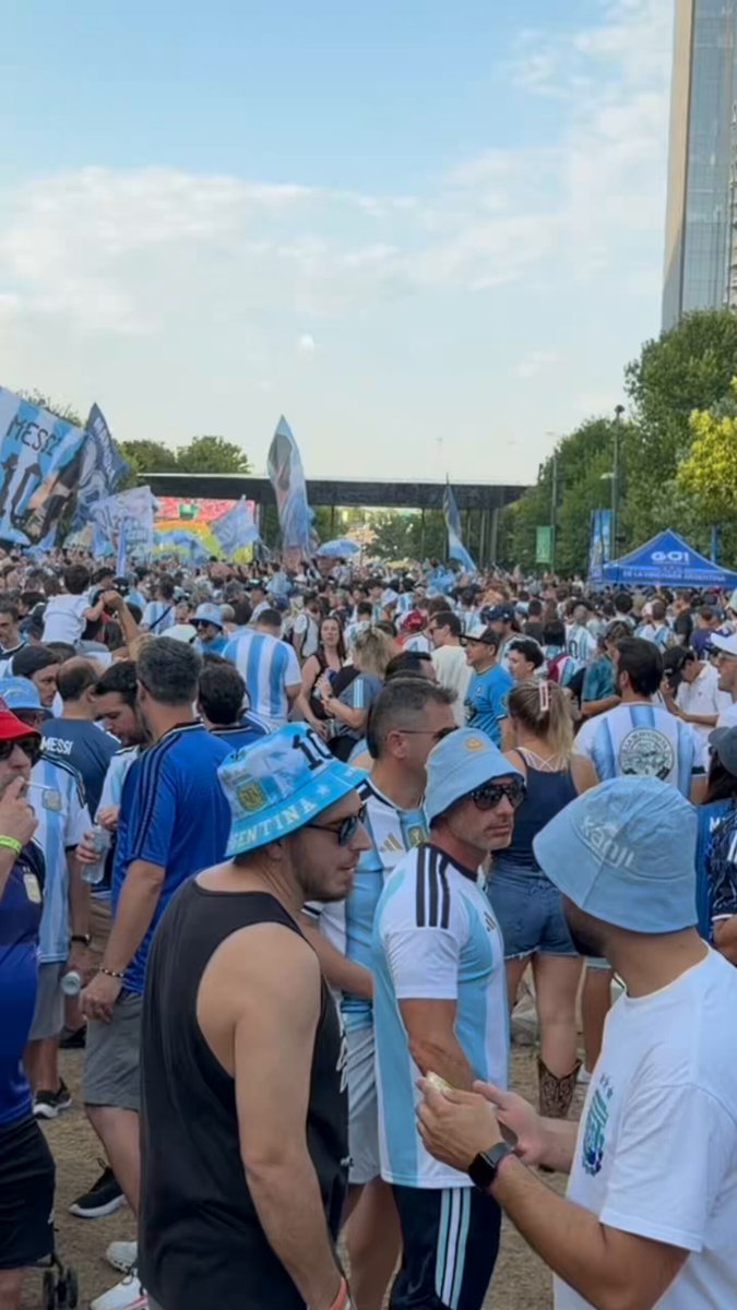 MUCHACHOS 🇦🇷 ⚽️. DALLAS EXPLOTADO DE PASIÓN POR LOS ARGENTINOS QUE ALIENTAN A LA SELECCIÓN.