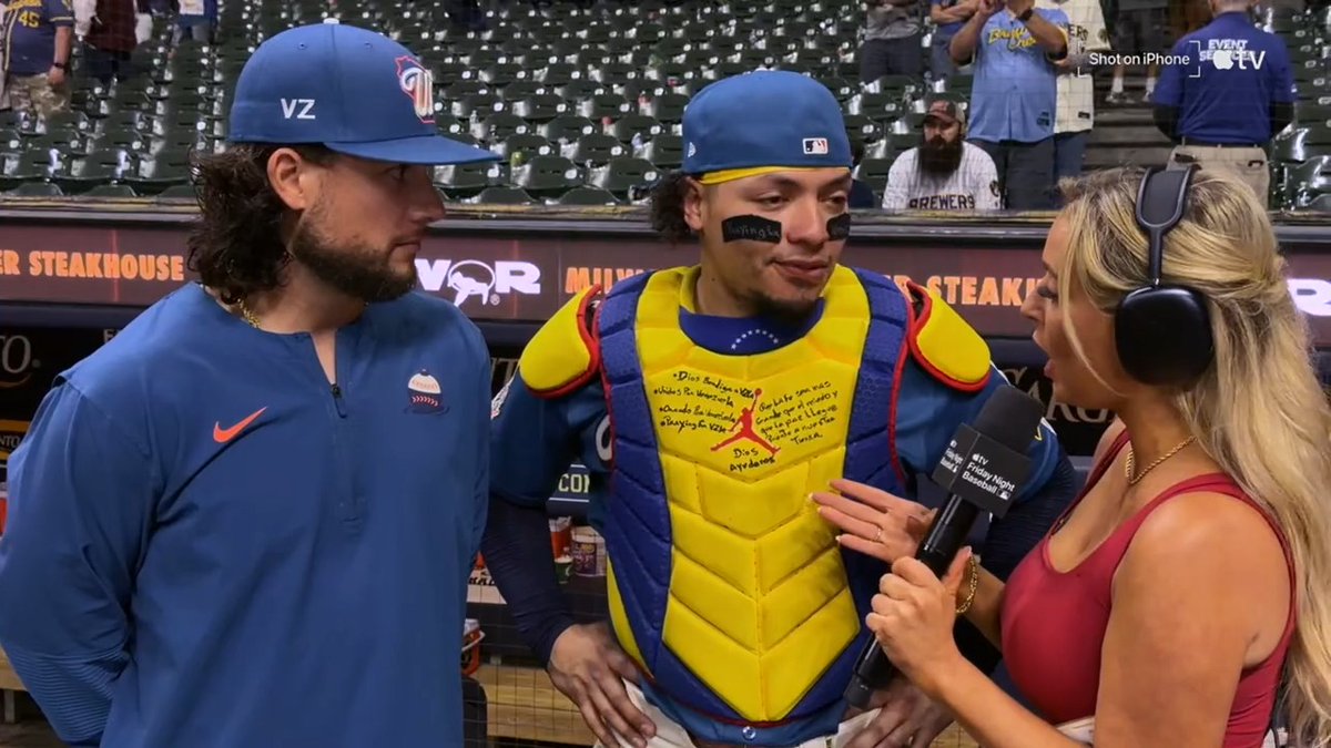 "This win is for Venezuela" With tears in his eyes, an emotional @WContreras42 sends love back home 💙