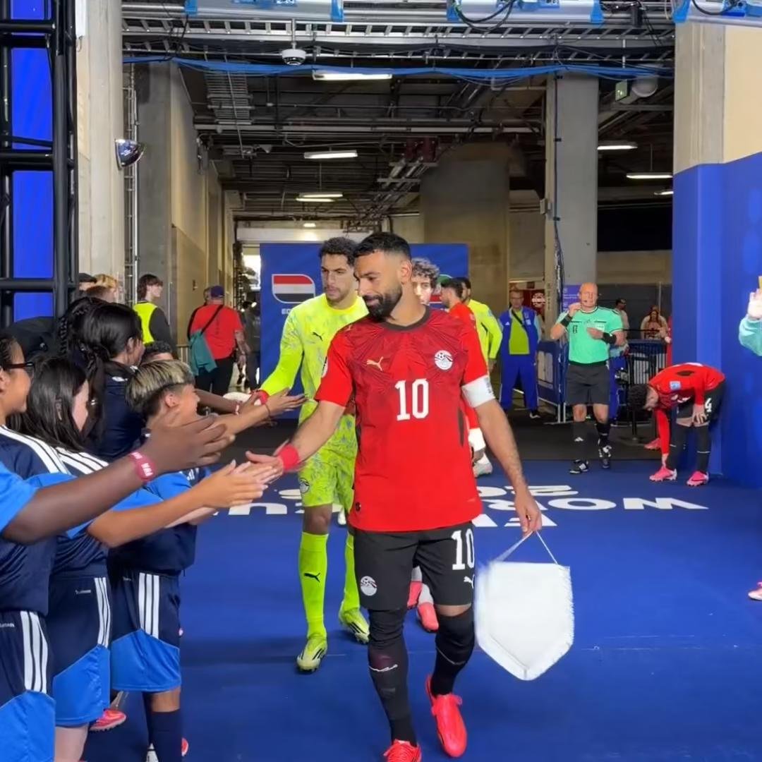 One final autograph from Mo Salah before kick-off... 😅🇪🇬 #FIFAWorldCup