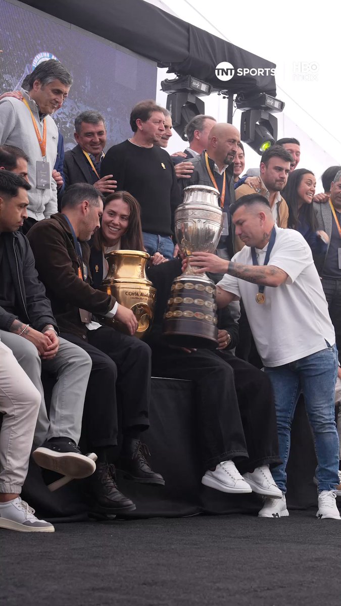 🤩🏆🇨🇱 La celebración de un tremendo hito Dijimos presente en la ceremonia de conmemoración de los 10 años de la conquista de #LaRoja en la Copa América Centenario, donde grandes figuras del plantel y el cuerpo técnico se juntaron para revivir lo hecho en Estados Unidos hace una década.