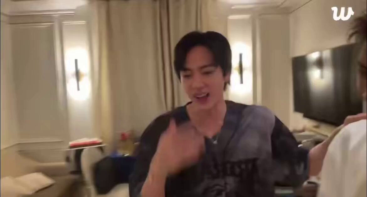 jadi seokjin sm namjoon ngomong kalo udah jam 12 malem dan mereka pgn mandi, trus mereka bikin alesan, 🐹 “eh bentar, aku ada yg mau diomongin” sambil ngajak keluar biar bisa end live masalahnya, hp yg dipake buat live itu hp nya namjoon, jadi namjoon bilang ke jungkook, 🐨: “nanti nyalain lagi aja pake hp kamu” 🐰: “eh! aku pernah kena tipu kaya gitu loh!” kasian dede pengen join banggg 😭