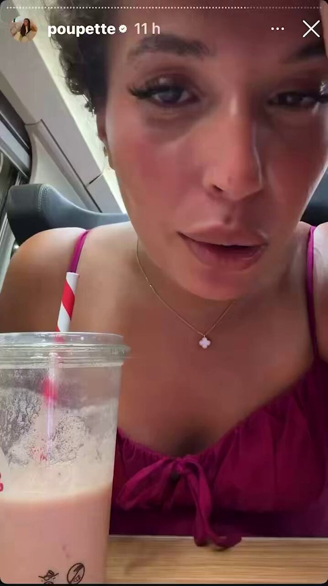 📲👻 « Le zizi de mon père, c'est le zizi de mon père ». L'influenceuse la plus suivie de #France , #PoupetteKenza, fait encore parler d'elle suite à une vidéo qu'elle a postée hier sur son compte Snapchat où on l’entend parler du sexe de son mari à sa fille. Dans cette vidéo, on peut l'entendre dire à sa fille, âgée de deux mois à l'époque : « Le zizi de mon père, c'est le zizi de mon père ». Selon ses dires, la vidéo a été postée accidentellement. Le rappeur #Booba a réagi à cette vidéo en déclarant : « Nous touchons aux frontières du satanisme. Bravo Snapchat ». Kenza Bencherif, l'influenceuse en question, n'a pas tardé à réagir à propos de cette polémique. Selon elle, certaines personnes du milieu, principalement ses « haters », la harcèlent depuis des années et cherchent à provoquer sa chute. Elle affirme qu'elle ira « jusqu'au bout » cette fois-ci, en réagissant à ses plaintes qu'elle avait négligées par le passé à leur égard. 👉 Plusieurs internautes ont été choqué de la vidéo et ont montré leur mécontentement.