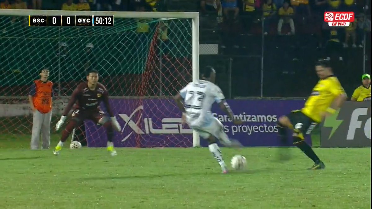 ¡CEVALLOS LE GANA EL DUELO A MILLER BOLAÑOS! 🟡🔥 Clarísima ocasión para Guayaquil City, pero el arquero de Barcelona SC responde con una gran intervención y comienza a destacar en el encuentro. 📲 Mira el evento en