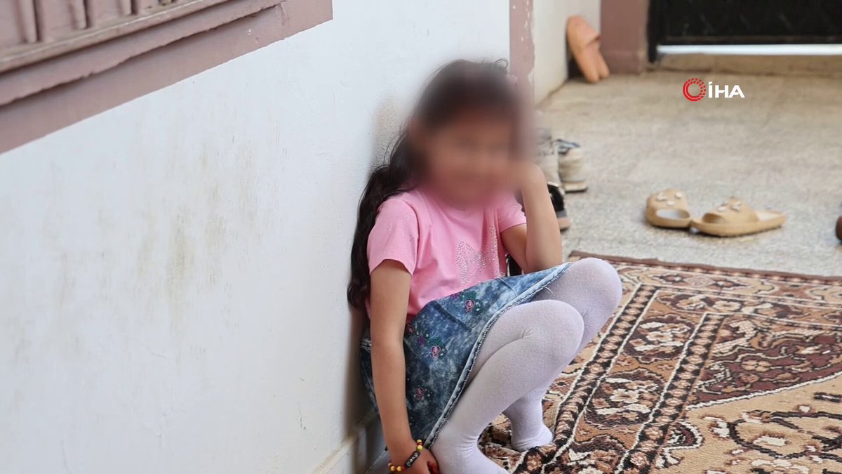 Adana'nın Feke ilçesinde yaklaşık 114 öğrencinin eğitim gördüğü köy okulunda 35 öğrenci okula sivil kıyafetle geldikleri gerekçesiyle karnelerini alamadı. İlk kez karne alacak olan 7 yaşındaki Öykü Gün'ün annesi, kızının o heyecanı yaşayamadığını belirterek, gözyaşlarına boğuldu.
