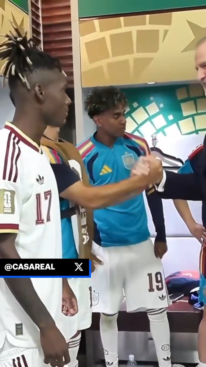 👑 El Rey Felipe VI, uno más de 𝐋𝐚 𝐑𝐨𝐣𝐚 🇲🇽 El Rey vibró con la victoria de la @sefutbol ante Uruguay en México... y tuvo la oportunidad de hablar con los internacionales