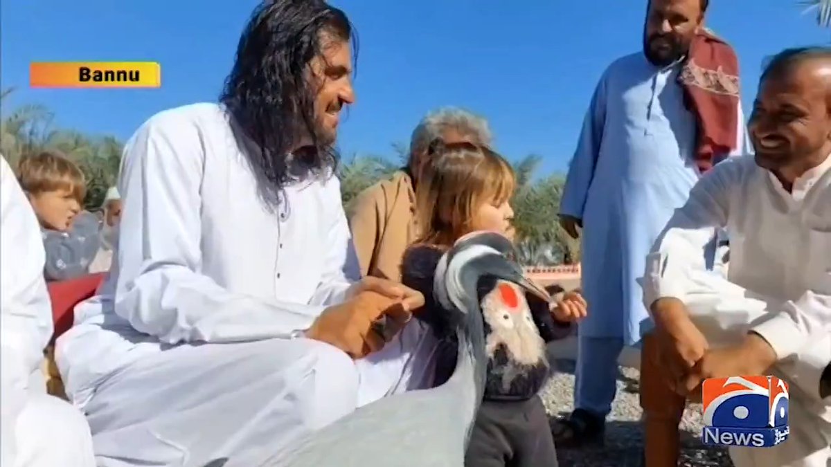 بنوں میں انسان اور پرندے کی بے مثال دوستی