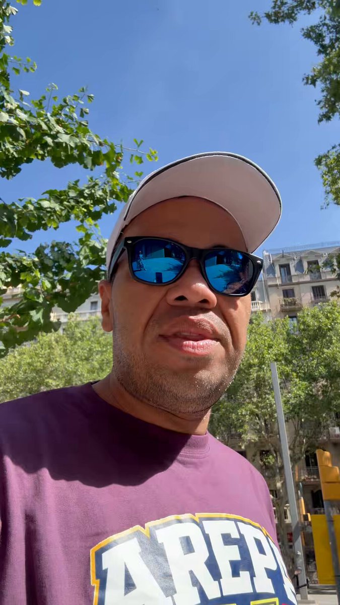 Que este sea un lugar para encontrarnos. En estos días tan difíciles para Venezuela, queremos que las funciones del documental Óscar Pérez en Barcelona y Valencia sean también un espacio para acompañarnos, conversar y encontrar un poco de consuelo entre venezolanos. Son tragedias de naturaleza distinta, pero ambas ponen de manifiesto el enorme impacto que tienen las acciones humanas: ya sea cuando vulneran los derechos de las personas o cuando la respuesta ante un desastre natural puede aliviar o agravar sus consecuencias. Por ello, hemos decidido liberar todas las entradas para estas dos funciones. Para obtener tu entrada gratuita: • Entra en • Selecciona la función de Barcelona o Valencia. • Al momento del pago, introduce el código de descuento: LIBERTAD. • Tu entrada quedará con un 100 % de descuento. Si necesitas un lugar para encontrarte con otros venezolanos, para compartir un abrazo, una conversación o simplemente para no vivir este momento en soledad, queremos que sepas que aquí tienes un espacio. Nos vemos en Barcelona y Valencia.