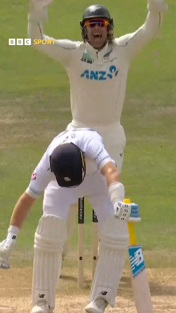 Nathan Smith gets Joe Root LBW early on Day 3!