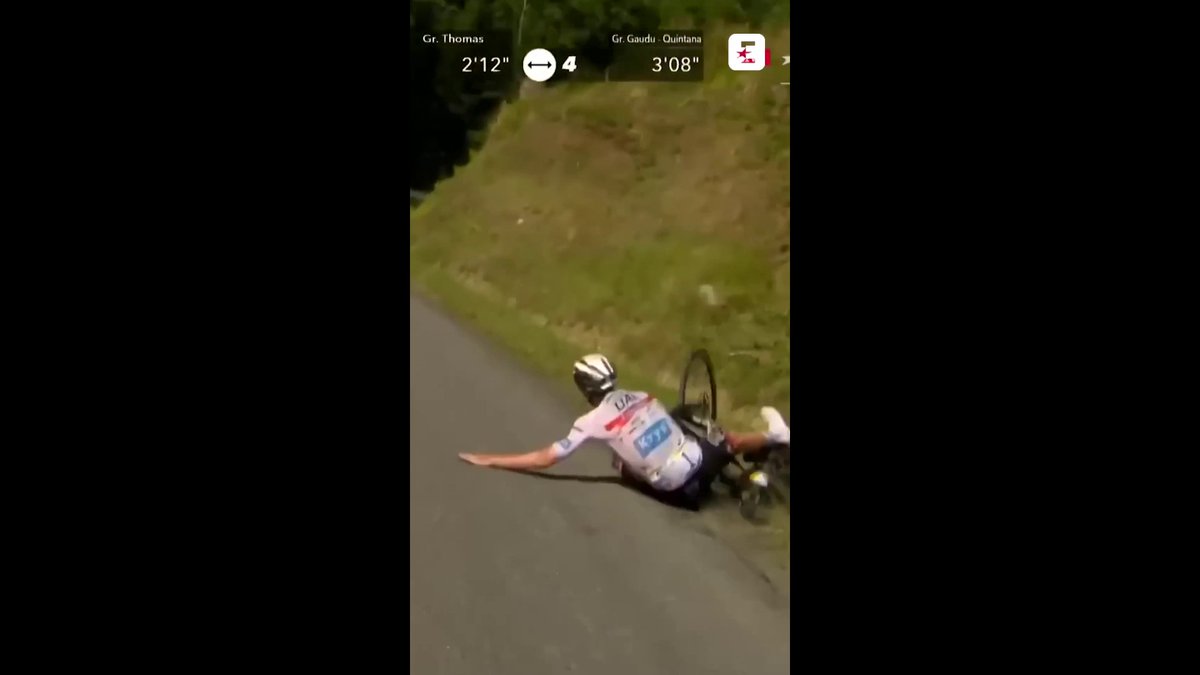 Un momento che è entrato nella leggenda dello sport e del ciclismo: 2022, Pogacar cade in discesa e Vingegaard - in maglia gialla - lo aspetta 💛 Lo sloveno gli tende la mano in quella che è una delle immagini simbolo della storia del Tour 🥹🎩 #TDF2026 #Ciclismo #Cycling