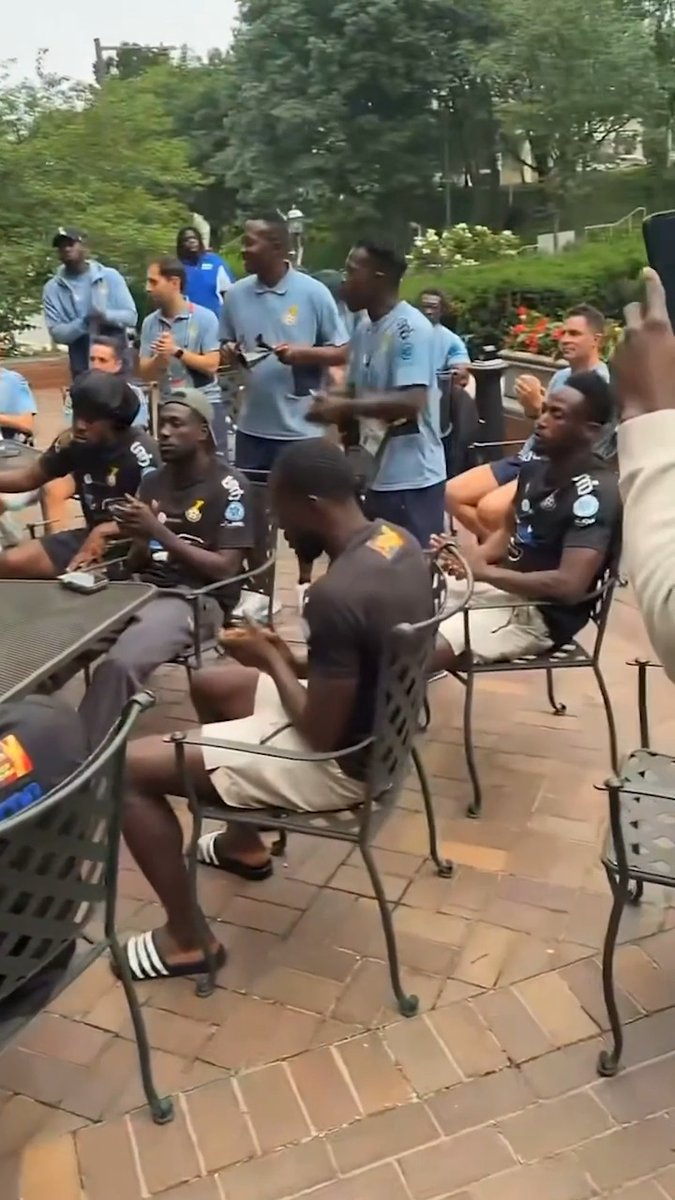Adu telling Semenyo not to sleep during Ghana's jama session 😂