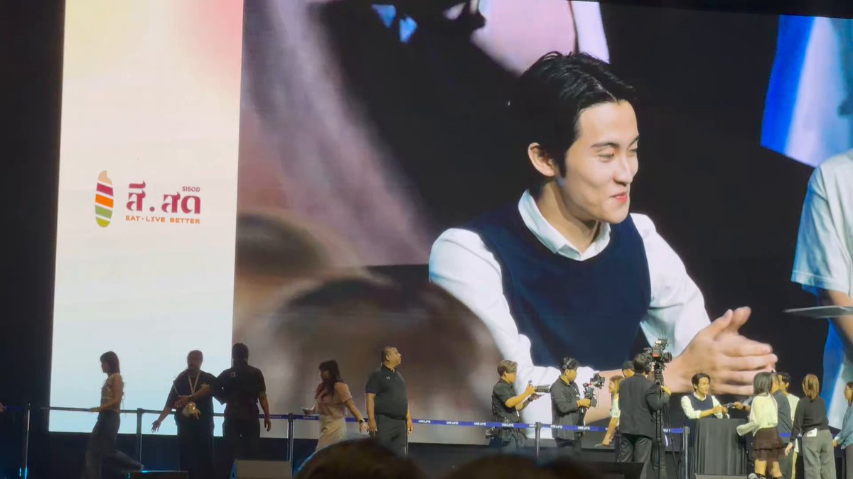mark making eye contact with a fan while handing them a card🥹🥹