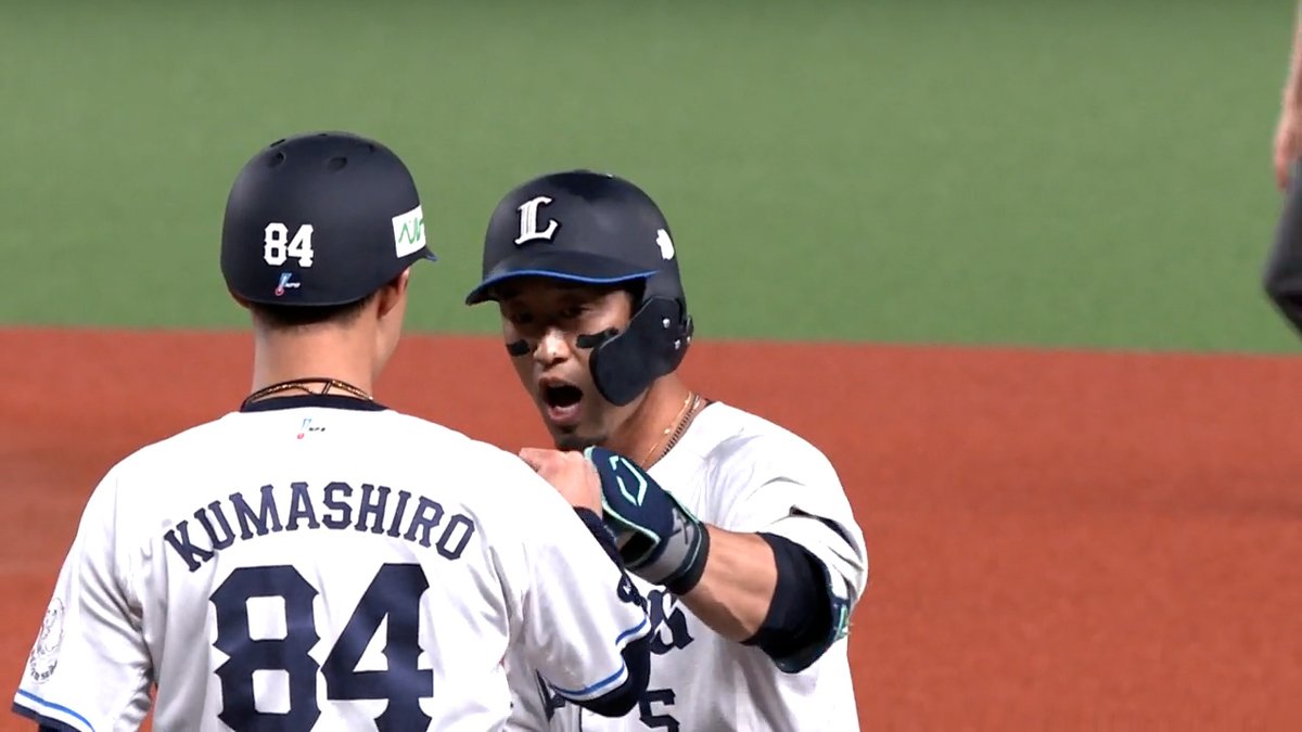 お帰りなさい🎉 #外崎修汰 4月8日以来となるヒットを放ち 塁上では気持ちを露わに🔥 #seibulions #ベースボールLIVE で配信中[初月無料]