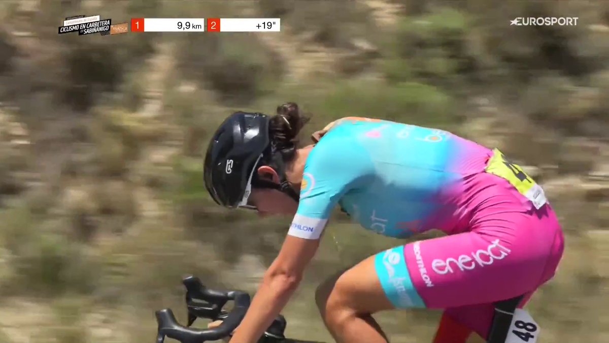 𝐂𝐇𝐀𝐏𝐎́, 𝐂𝐇𝐀𝐏𝐎́ 𝐘 𝐂𝐇𝐀𝐏𝐎́ POR SANDRA ALONSO 🙌 🇪🇸 El Campeonato de España que se está marcando Sandra Alonso es, nunca mejor dicho, 𝑷𝑨𝑹𝑨 𝑬𝑵𝑴𝑨𝑹𝑪𝑨𝑹, que lo está dando todo contra las corredoras WorldTour #CESabiñanigo26 | #LaCasadelCiclismo