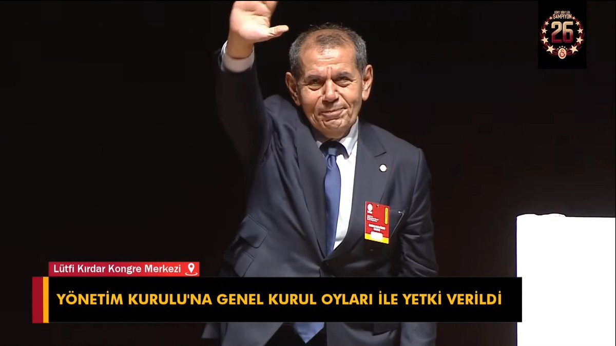 Başkan Dursun Özbek, tüm yetkilerin onaylanmasının ardından ayakta alkışlandı.