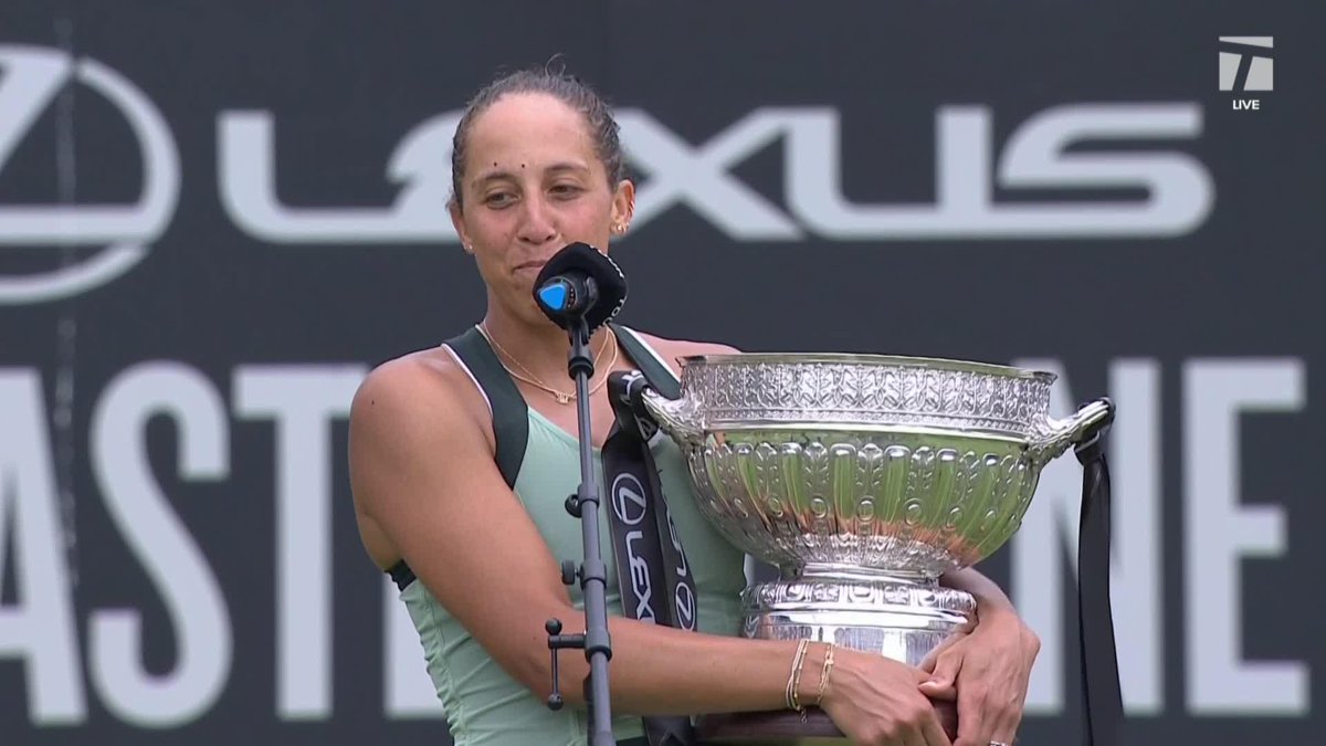 “I always forget how heavy this one is” 😆🏆 Madison Keys caps off her week in Eastbourne with another big trophy 🏋️‍♀️ #LexusEastbourneOpen