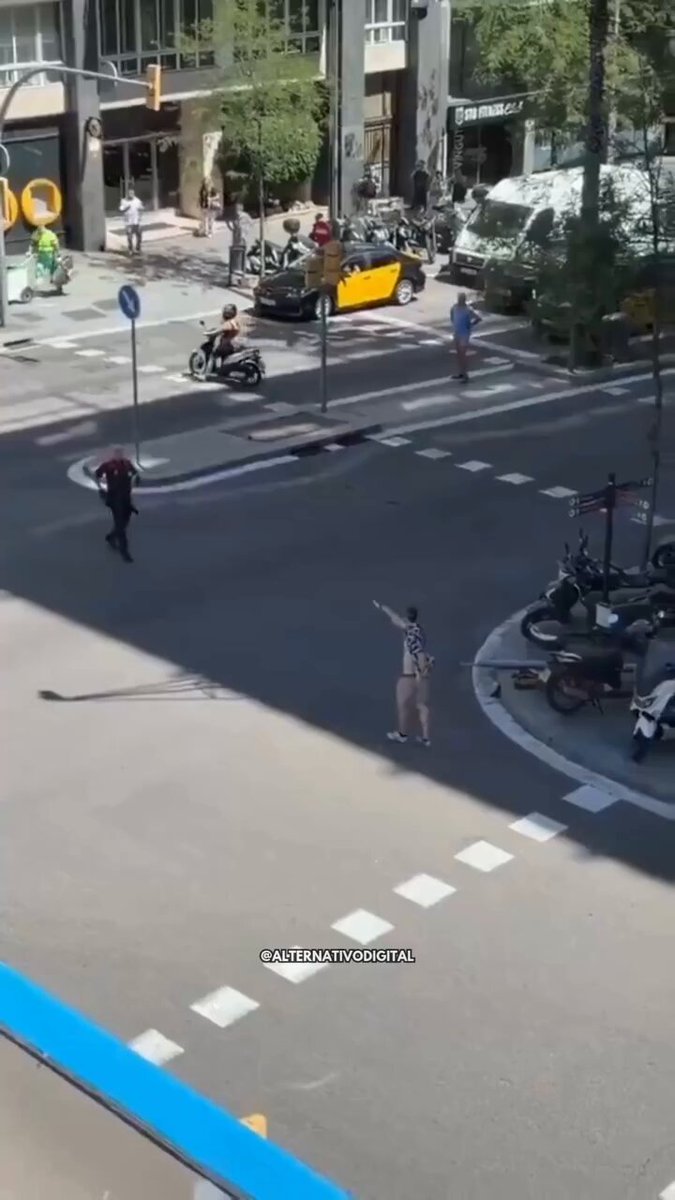 Un uomo armato con una machete ha causato momenti di tensione nella zona alta di #Barcellona, costringendo una grande operazione della polizia per impedirgli di attaccare i pedoni.