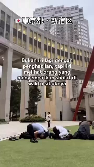 遂にこいつら都庁の目の前でやりやがった‼️‼️💢 イスラム教徒が東京都庁前で礼拝を行う姿が、SNSに投稿された。 以前私が投稿した通り、ムスリムは自国では、路上でお祈りはしないとの事。。。 なぜ日本では路上でやるんだろうね？ そして何書いてあるか気になるので、誰か翻訳お願いします👇