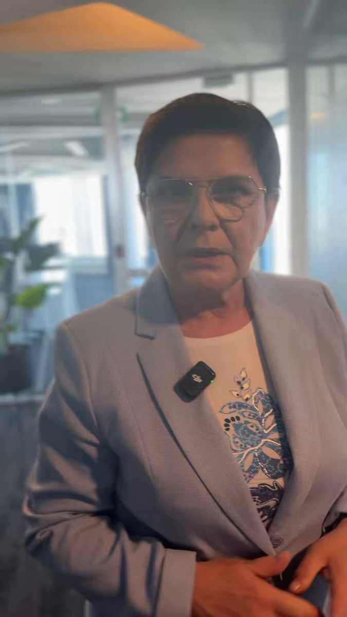 Ze względu na falę upałów Komisja Europejska zarządziła wyłączenie klimatyzacji w swoich biurach - w końcu mamy Zielony Ład! Wyłączono więc klimatyzację na piętrach, gdzie pracują „zwykli” urzędnicy. Komisarze ciągle mogą się schłodzić w swoich biurach.