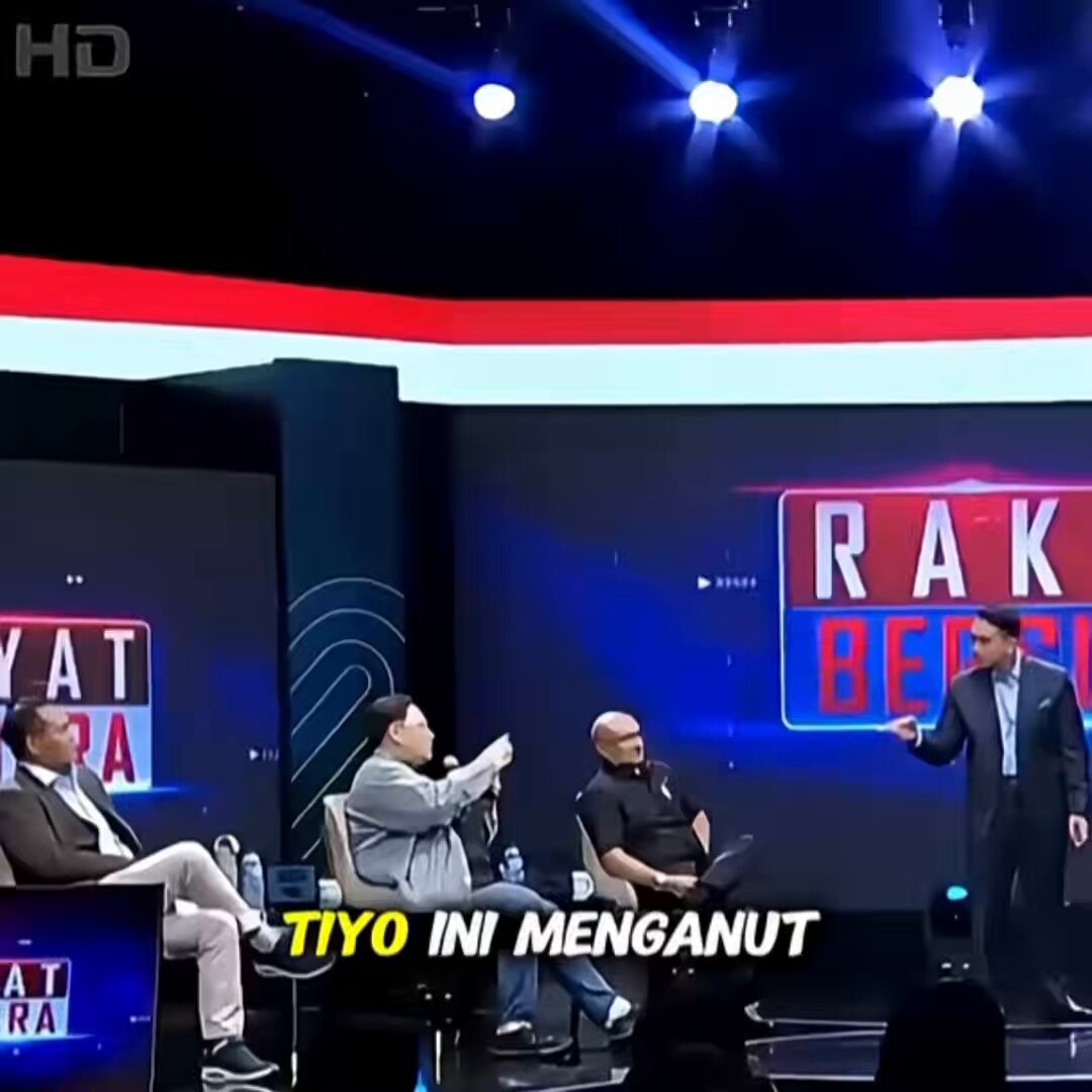 BUNG, TIYO INI NGANUT BUTIR-BUTIR PANCASILA ATAU TIDAK? Jawabannya tegas: YA, dia menganut Pancasila. Yang TIDAK menganut butir Pancasila itu justru: • Koruptor • Nepotis • Orang yang berkuasa di tiga jabatan sekaligus • Profesional pertahanan yang ikut-ikutan ngurus urusan sipil Dulu Bung Karno pernah bilang: “Berikan saya 10 pemuda, maka akan saya guncang dunia.” Sekarang? Kita cuma butuh 1 pemuda… Istana sudah terguncang.