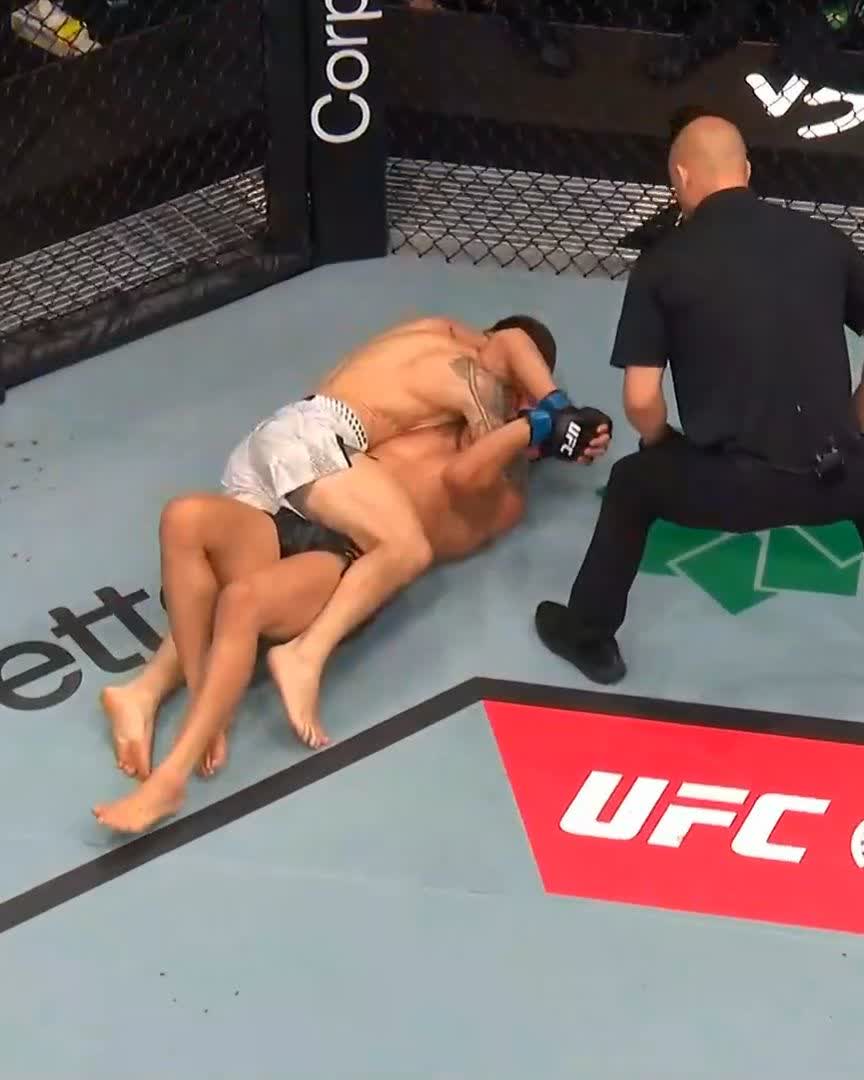 3 straight for the Aussie 🇦🇺 Kaan Ofli earns ANOTHER submission victory at #UFCBaku! [ LIVE NOW on @ParamountPlus ]