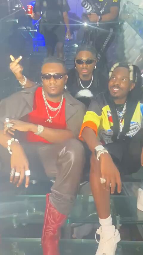 Lil Kesh no first observe say nah Wizkid dey pass, until Young John exchange handshake, nah once Lil Kesh self collect him own blessings 🦅😂❤️