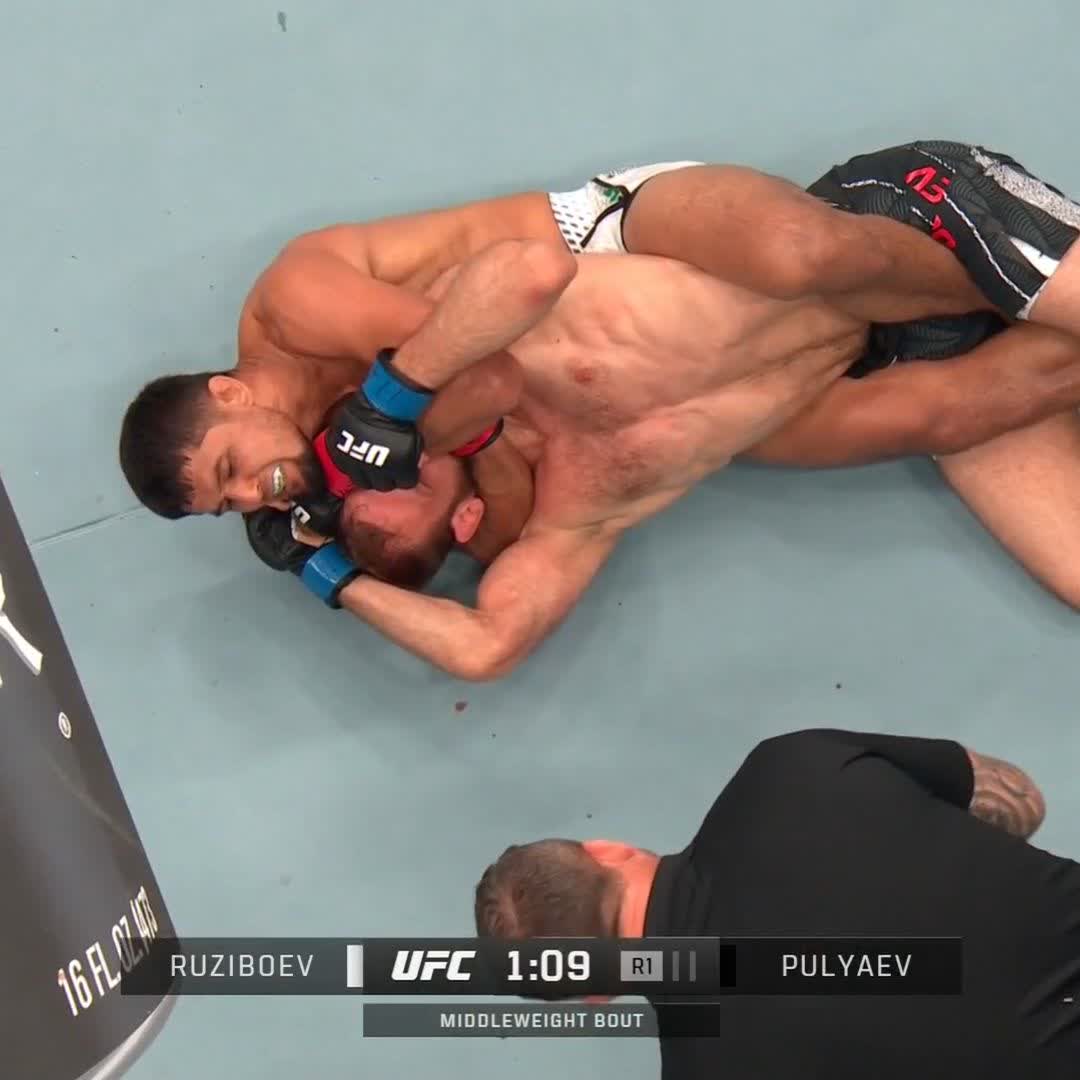 ENCORE UN FINISH R1 🤯 Nursulton Ruziboev 🇺🇿 endort complètement son adversaire ! #UFCBaku