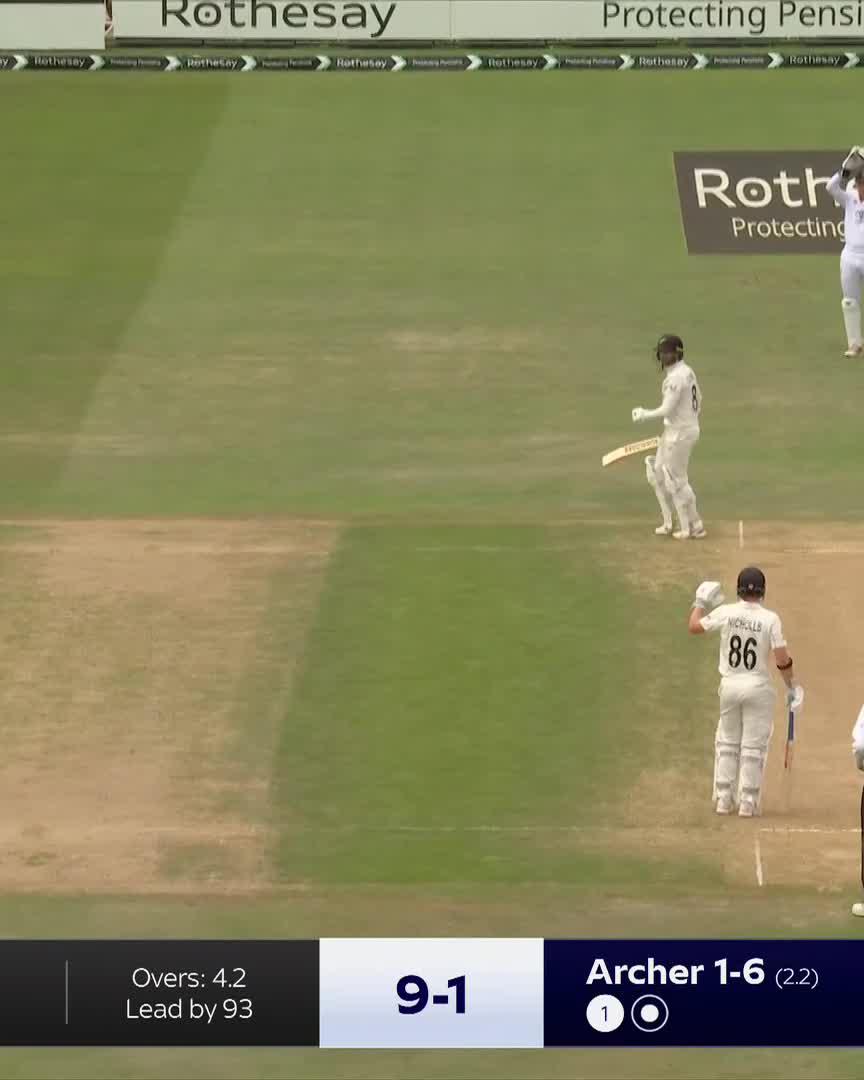 Frightening from Jofra Archer 💥 A brutal blow to the helmet... Then three balls later 😅👋