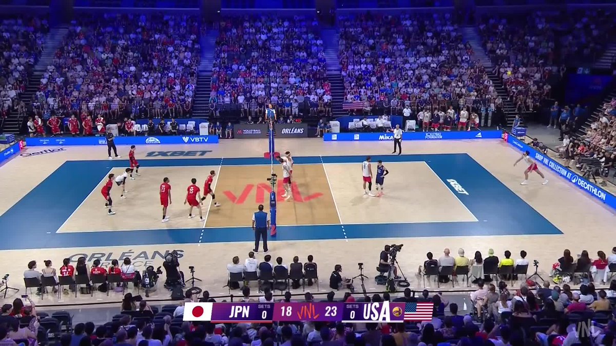 #VNL2026: THIS PLAY FROM USA 🇺🇸! 🤯 USA take set 1 🔥. 📺 LIVE NOW on VBTV: 🏐 #BePartOfTheGame #Volleyball