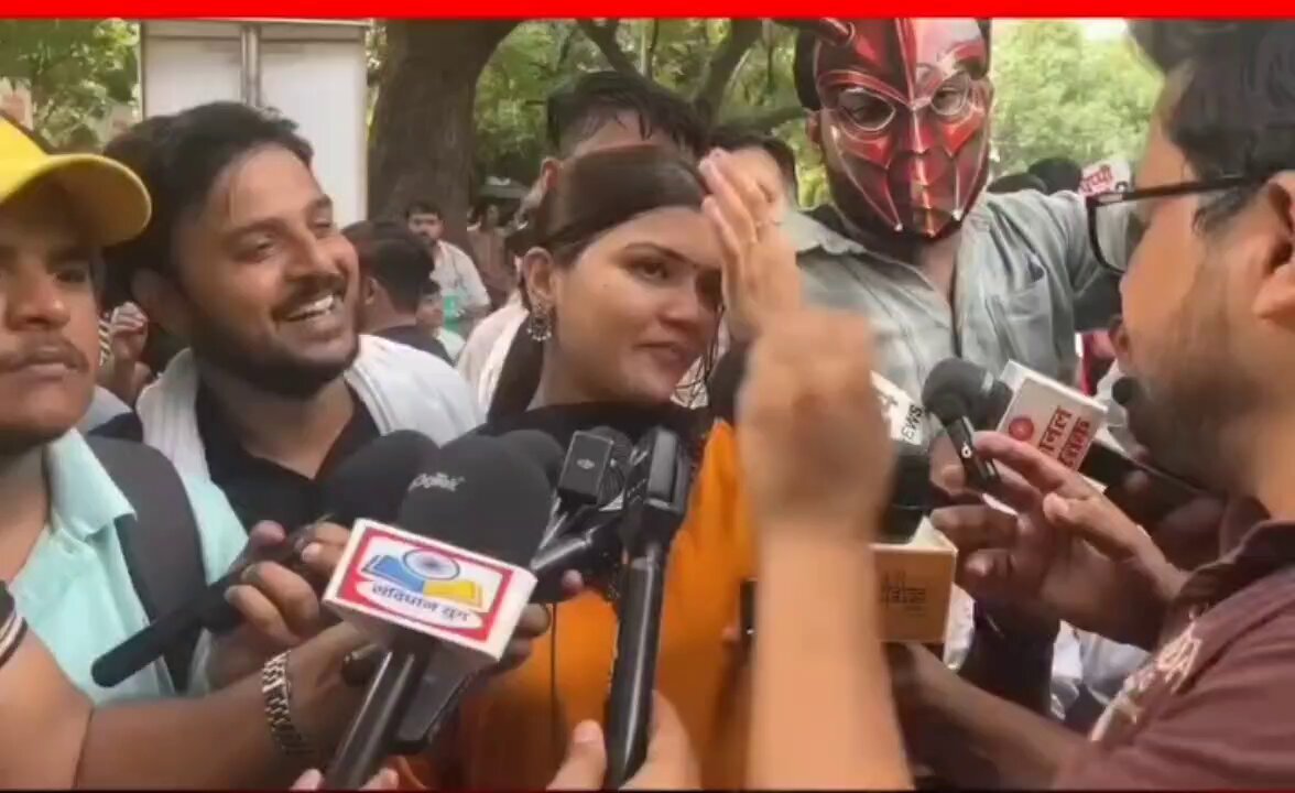 तू PM को नहीं मानती हम भी भीम को नहीं मानते नीली कबूतरी नेहा भारती तू कितना भी भौंक ले रो ले या भीख भी मांग ले लेकिन आयेगा तो मोदी ही मोदीजी जिंदाबाद 🔥💪