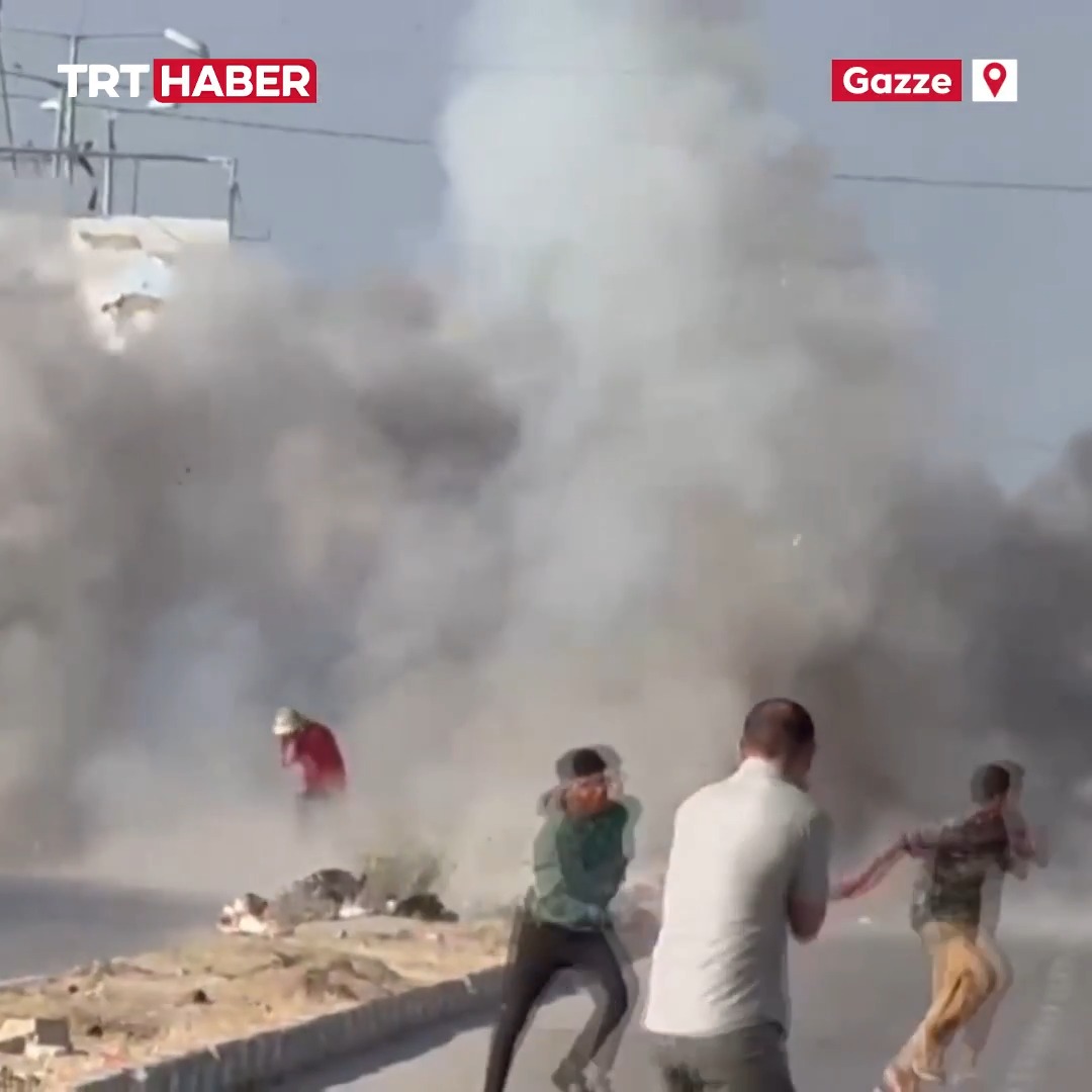 Katil İsrail ateşkesi ihlal etmeye devam ediyor. Deyr Belah'ta bir aracı vuran soykırım ordusu, yardıma koşanları görünce bir kez daha saldırı düzenledi. 3 Filistinlinin yaşamını yitirdiği acımasız saldırıyı Gazze'deki tek Türk televizyonu TRT görüntüledi.