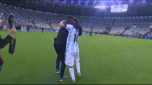 Mirá lo que es este abrazo de Messi y Scaloni después de ser campeones de Copa América. Que se repita.
