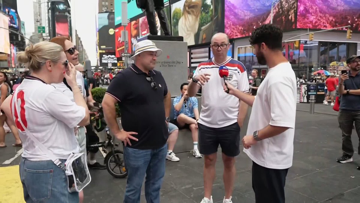 "It's awesome!" 🙌 These England fans tell the story of how they met in New York City! 🏴󠁧󠁢󠁥󠁮󠁧󠁿