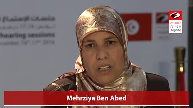 رفضت أن تخلع حجابها.. فأجهضوا جنينها بالضرب.. كانت تلك تونس في التسعينات، تحت حكم الدكتاتور بن علي.. وهل تريدون أن تعرفوا السر وراء الحكم على الحقوقية سهام بن سدرين بـ 25 سنة سجنا وهي تبلغ من العمر اليوم 75 عاما .. إليكم السبب الحقيقي: في عام 2016 تجرأت الحقوقية سهام بن سدرين على نبش ذلك الماضي الأسود. فتحت أرشيف وزارة الداخلية، وأخرجت شهادات المعذَّبين إلى العلن. بثتها على الهواء مباشرة، بحضور شخصيات سياسية وحقوقية وصحفيين من كل أنحاء العالم. كان ذلك ضمن هيئة الحقيقة والكرامة التي ترأستها سهام نفسها ، قبل أن تُحلّ الهيئة ويُسحب كل أرشيفها من قبل وزارة الداخلية... ليلة انقلاب 25 جويلية 2021. من بين تلك الشهادات، شهادة امرأة اسمها محرزية بن العابد. اخترت محرزية بالذات لأنني أعرفها, أعرف وجهها، أعرف صوتها،و أعرف شكل يديها بعد التعذيب. شهادتها وحدها تكفي لتفهموا حجم الجريمة التي حاولوا دفنها، وحجم الجريمة التي اقترفتها سهام في نظرهم: أن تفتح باب الحقيقة علناً، وأن تُذكر أسماء الجلادين على الملأ .. جرائم عديدة مورست ضد آلاف التونسيين. لكن من أكثر التهم إيلاما لي شخصيا كانت: "محجبة"، أو "يصلي الفجر في الجامع". في الفيديو المرفق، محرزية تروي بنفسها ما حدث لها. دقائق فقط، لكنها تختصر عقودا من الصمت والقهر. شاهدوها، وستفهمون عندها لماذا دفعوا بسهام إلى هذا المصير..!! لمن يرغب في الاستماع إلى الشهادة كاملة، تجدونها في الرابط في أول تعليق.