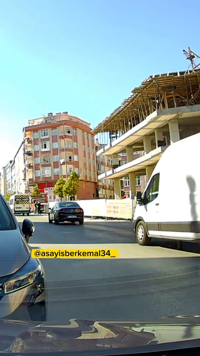 İstanbul’da karşıdan karşıya geçmeye çalışan kadına, yayaya yol vermek için duran minibüsü sollayarak geçmeye çalışan motosiklet çarptı.