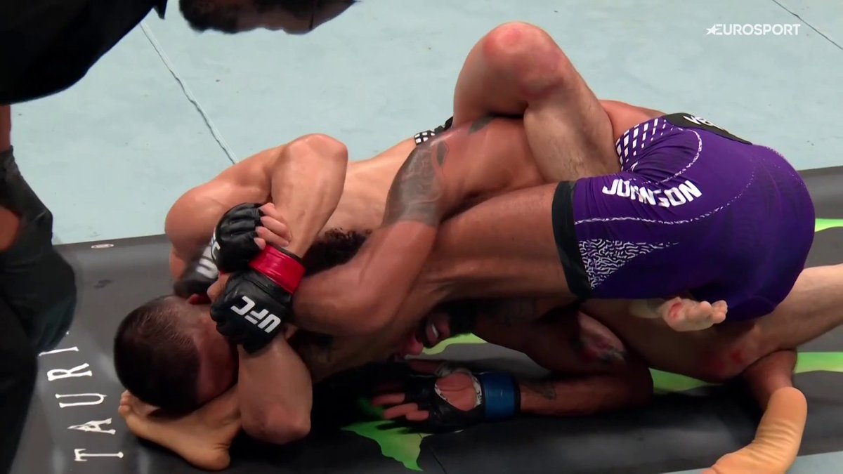ES UNA SUMISIÓN HISTÓRICA 🤯🤯🤯 Asu Almabayev somete a Charles Johnson con una absoluta genialidad pocas veces vista en la UFC #UFCBaku #UFCHBOMax